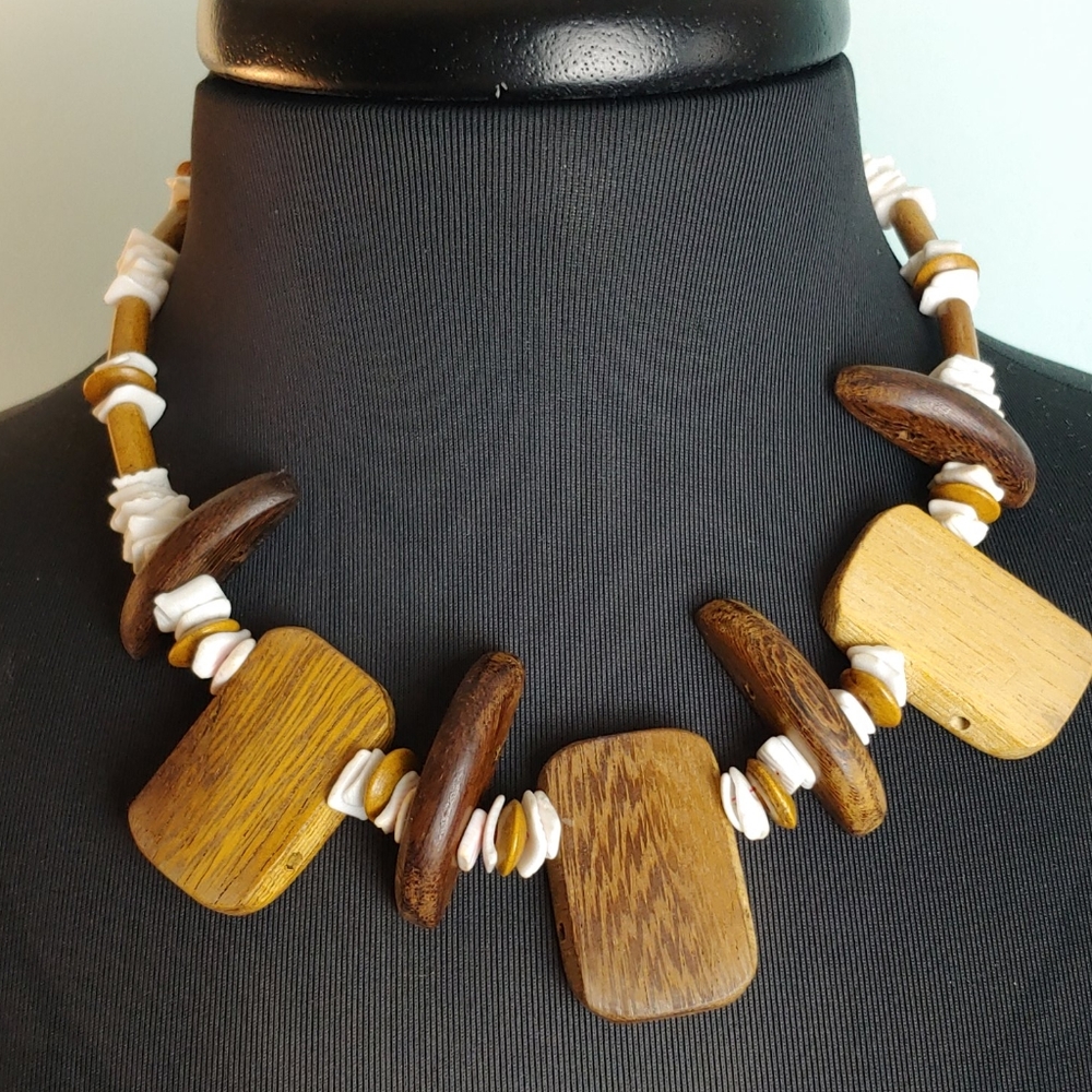 Wood and shell necklace
